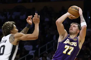 Doncic tỏa sáng khi James vẫn đang vắng mặt